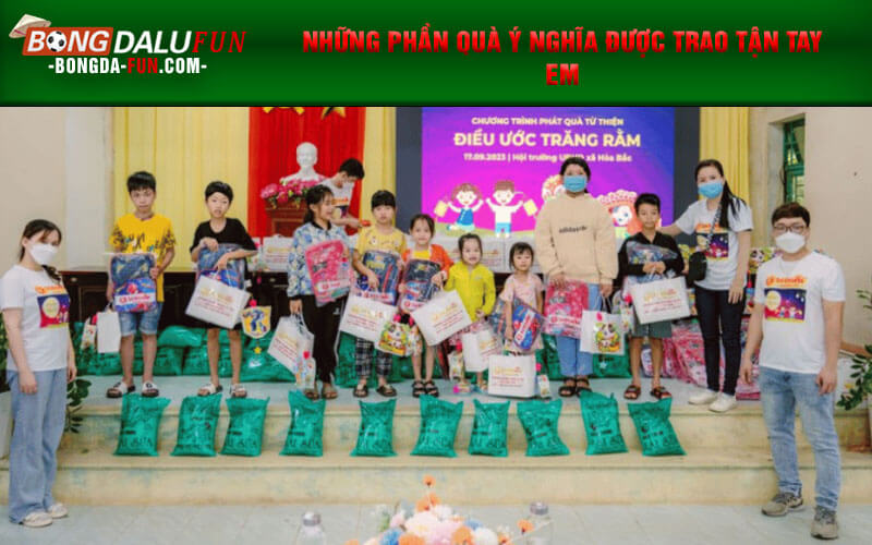 Những phần quà ý nghĩa được trao tận tay em