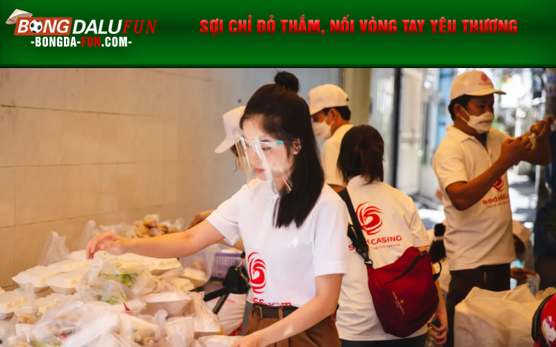 Sợi chỉ đỏ thắm, nối vòng tay yêu thương